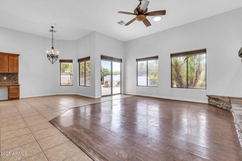 20131 E Calle de Flores-11