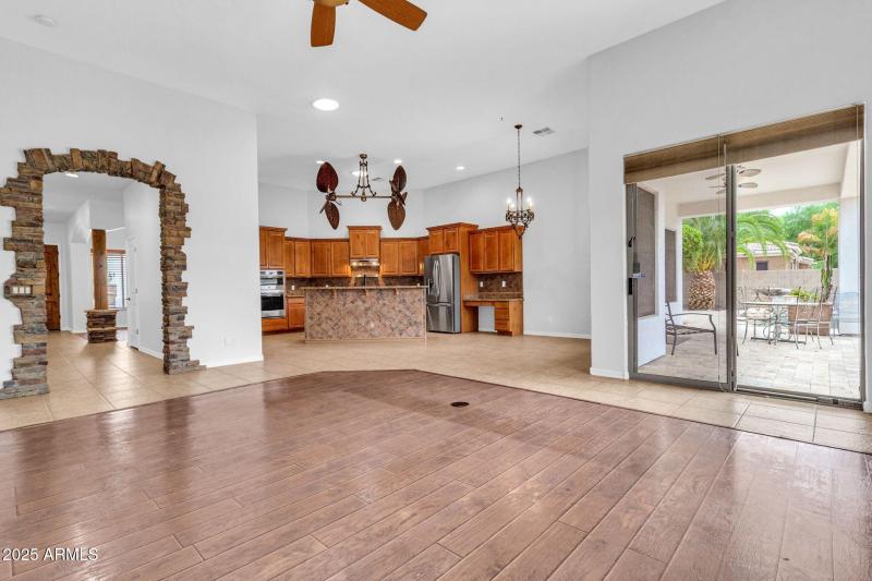 20131 E Calle de Flores-12