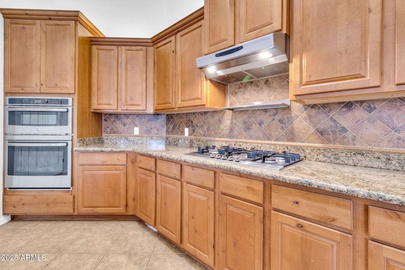 20131 E Calle de Flores-23