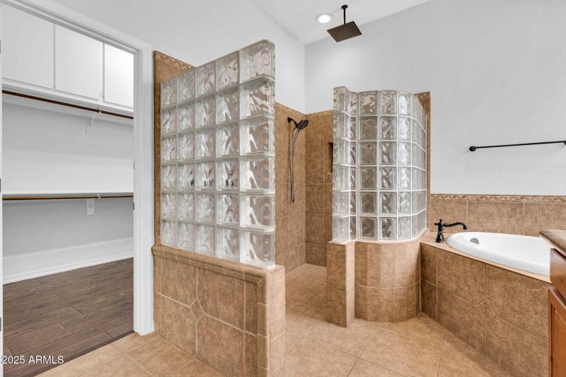 20131 E Calle de Flores-32