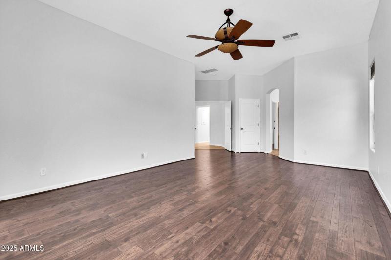 20131 E Calle de Flores-37