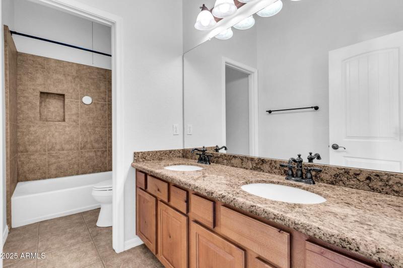 20131 E Calle de Flores-47