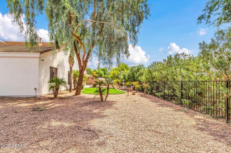 20131 E Calle de Flores-53