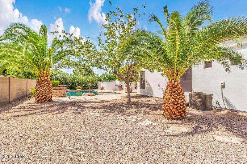 20131 E Calle de Flores-60