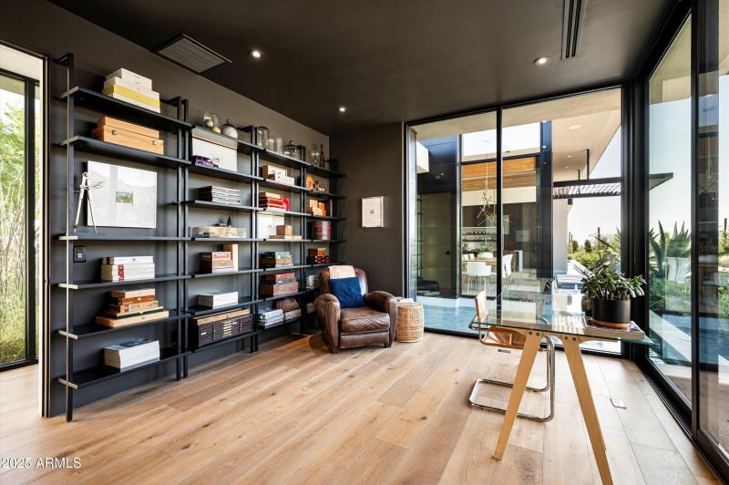 Spacious Den/4th Bedroom