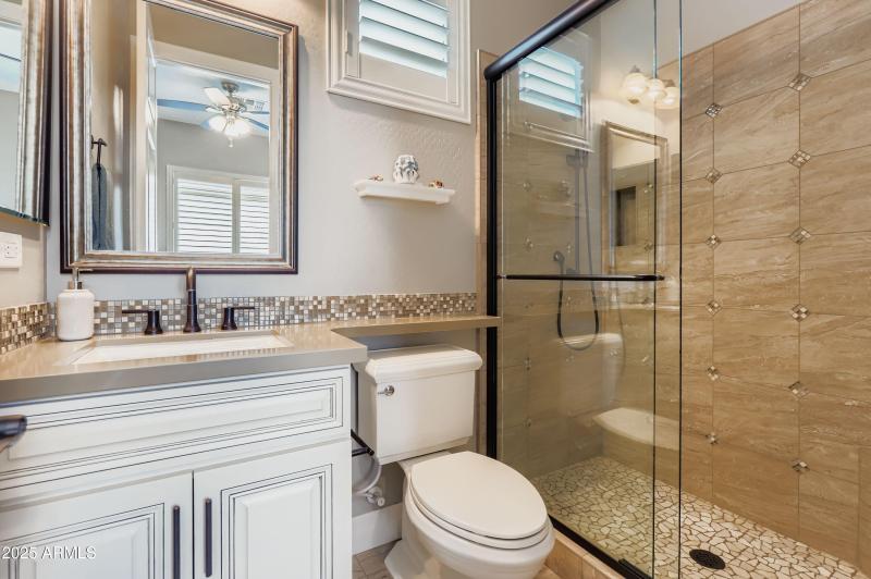 Private Ensuite w Shower