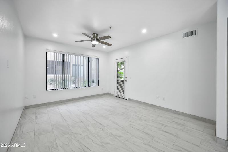 4-4925EDCA149-ocupix