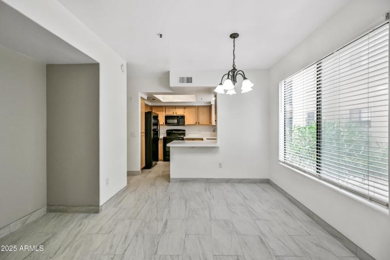 8-4925EDCA149-ocupix