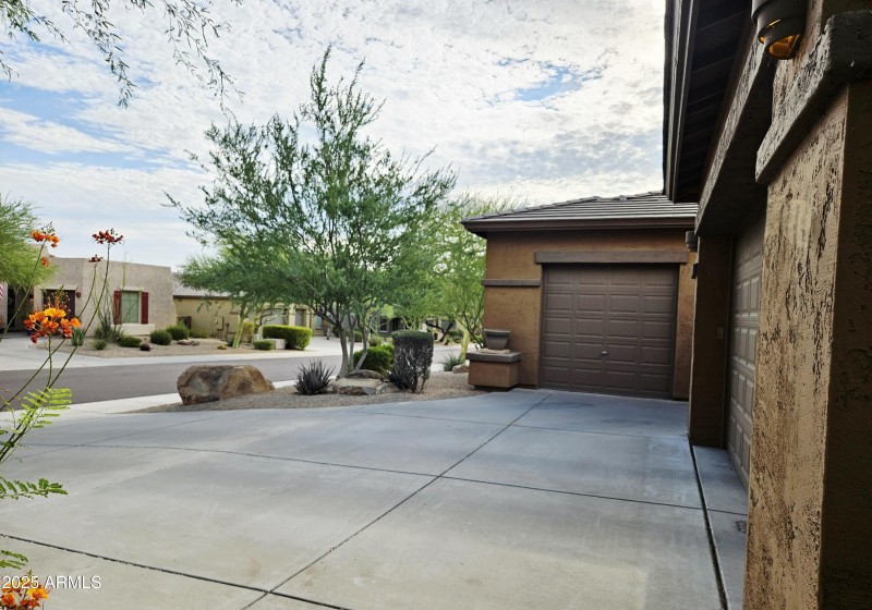 FrontDrivewaysidegarage