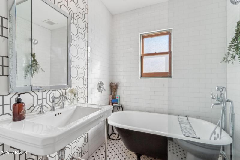 25-web-or-mls-E Weldon Ave-023