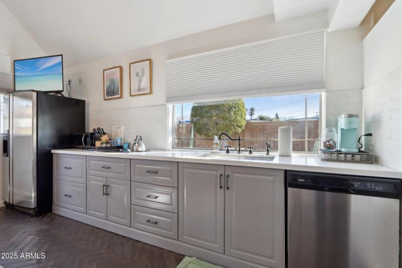 32-web-or-mls-E Weldon Ave-006