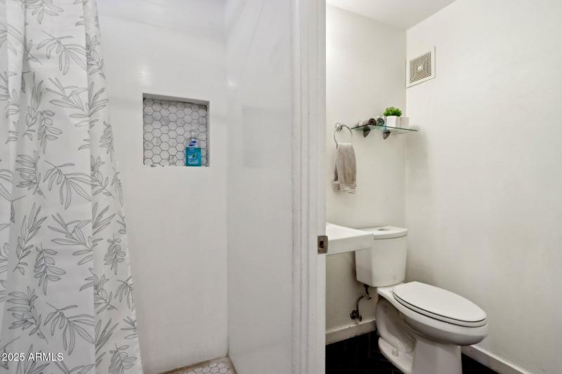 36-web-or-mls-E Weldon Ave-011