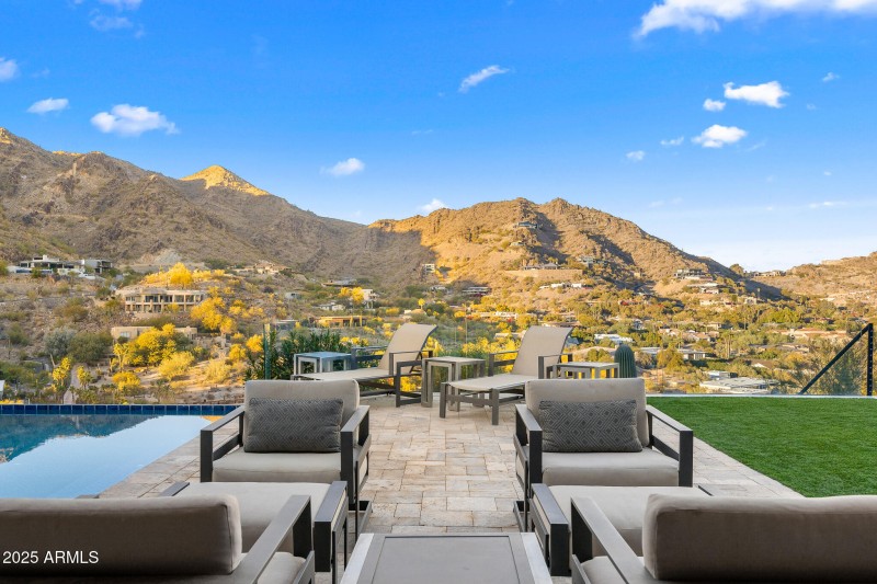 56lounge patio with mountain views at su