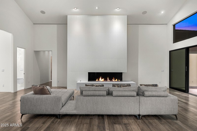 70living room_twilight