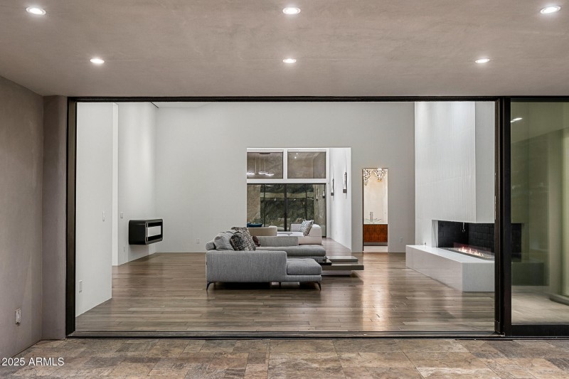 72main living from lounge deck_twilight