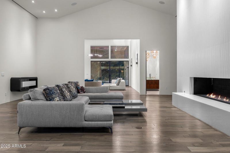 73living room_twilight