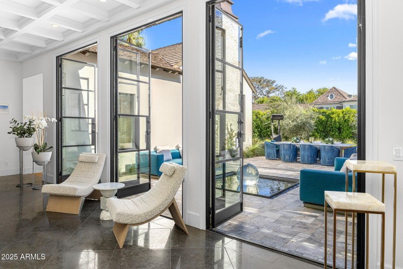 16-lounge with open backyard access