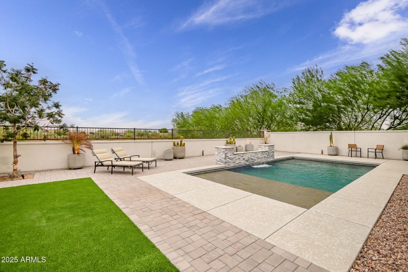 LARGE BACKYARD - DAYTIME