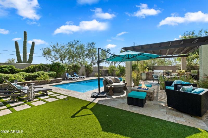 luscious backyard w/pool