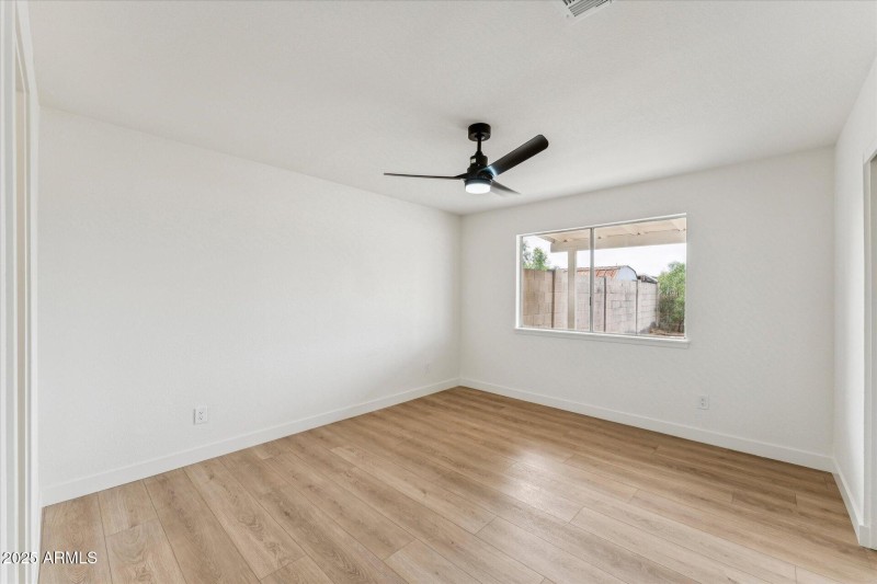 10-009-primary-bedroom