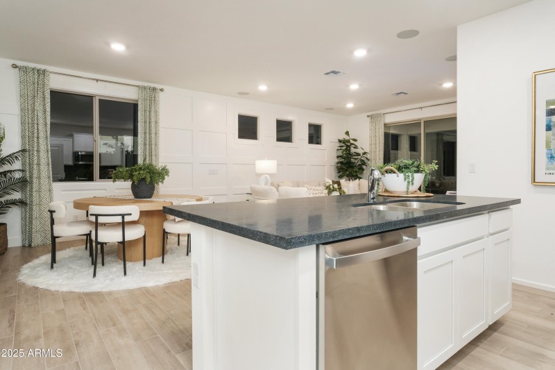 LARGE ISLAND / DINING