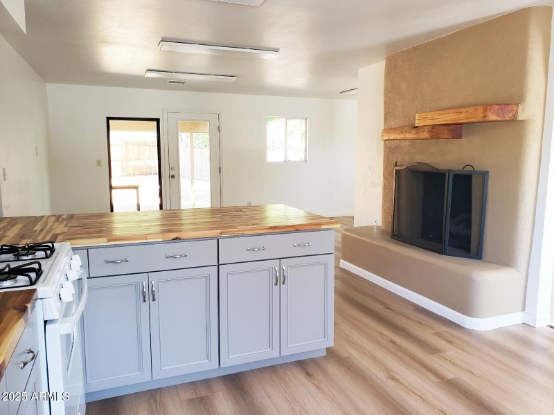 kitchen left to right right