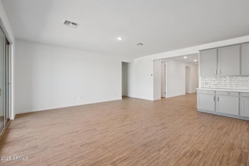 8-web-or-mls-W Brown St-S2708-008