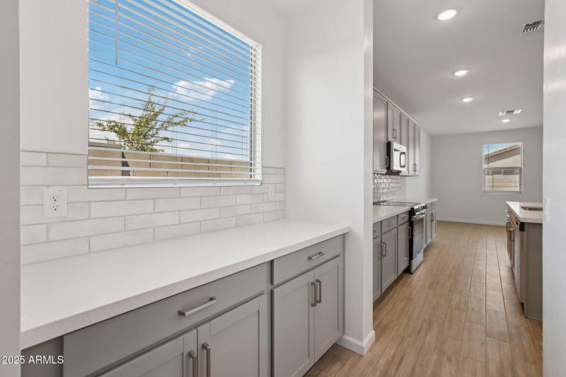 9-web-or-mls-W Brown St-S2708-009