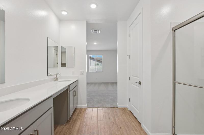 38-web-or-mls-W Brown St-S2708-038