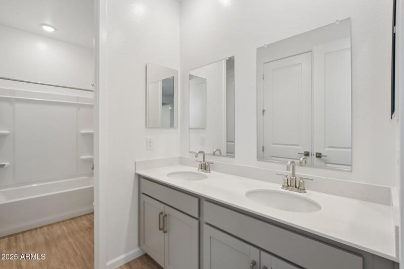 39-web-or-mls-W Brown St-S2708-039