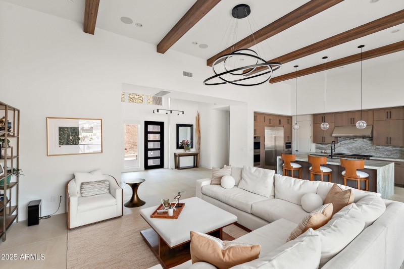 Large Great Room w/high ceilings