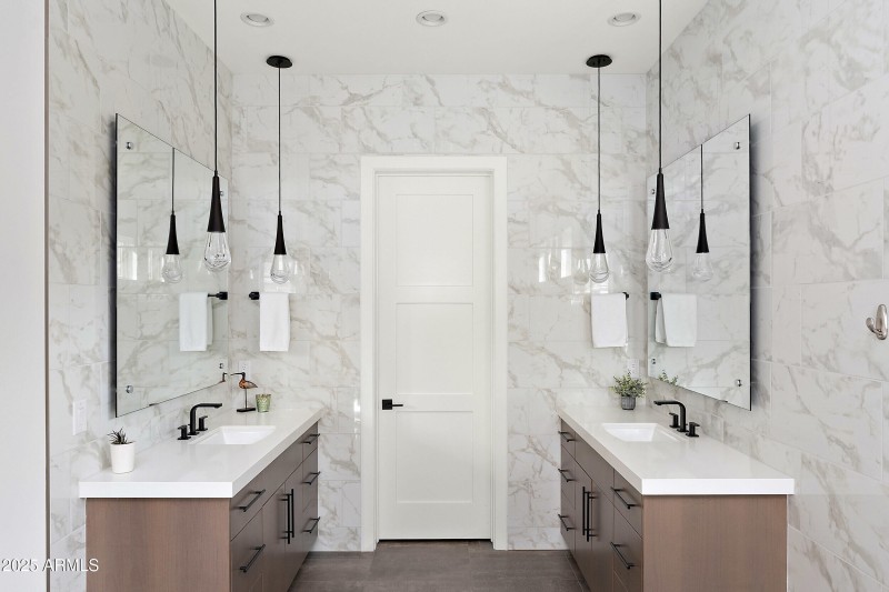 Primary bath - split sinks