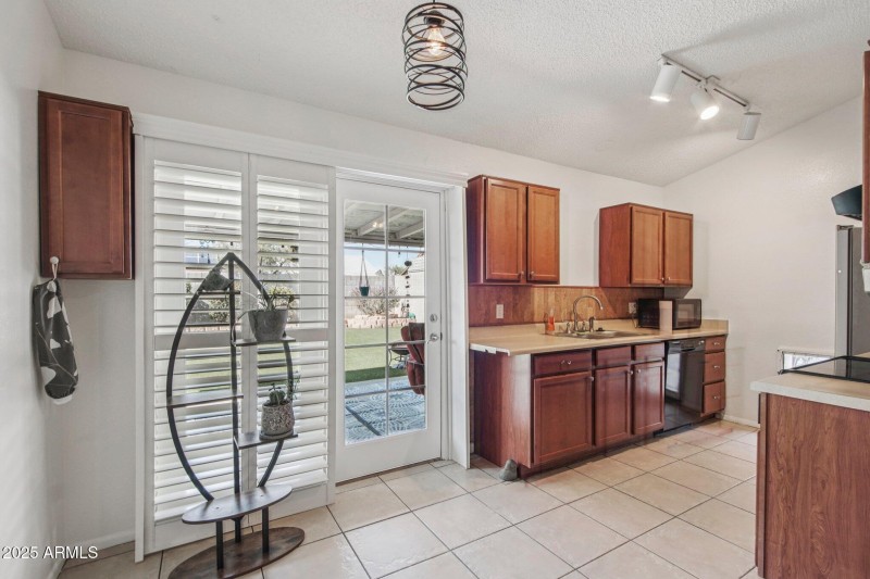 8-web-or-mls-W Mohawk Ln-S2608-008