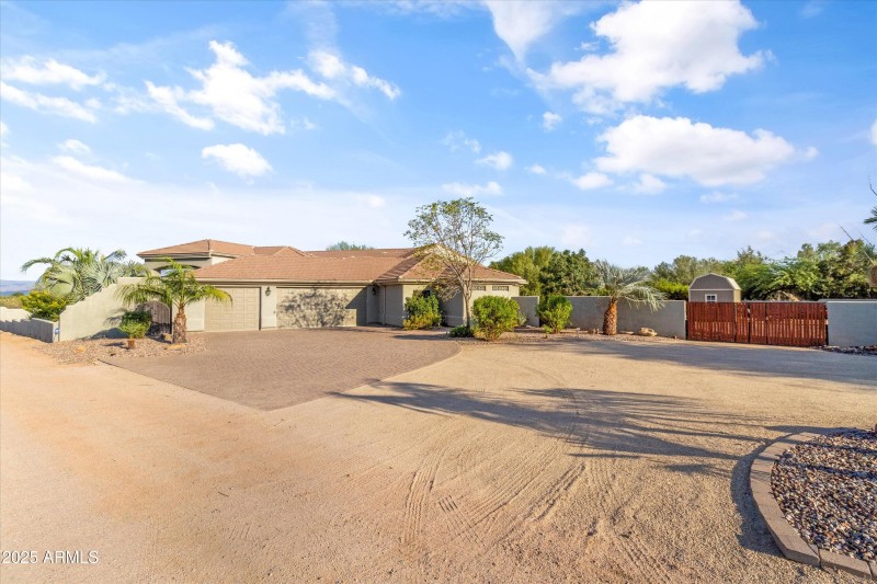 Circular Drive w/15 Ft RV GATE