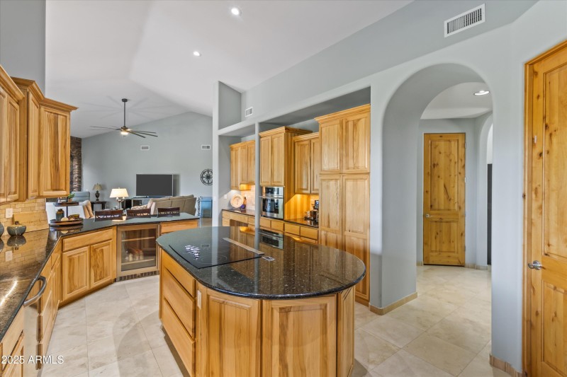 Huge Oval Island w/Electric Cooktop