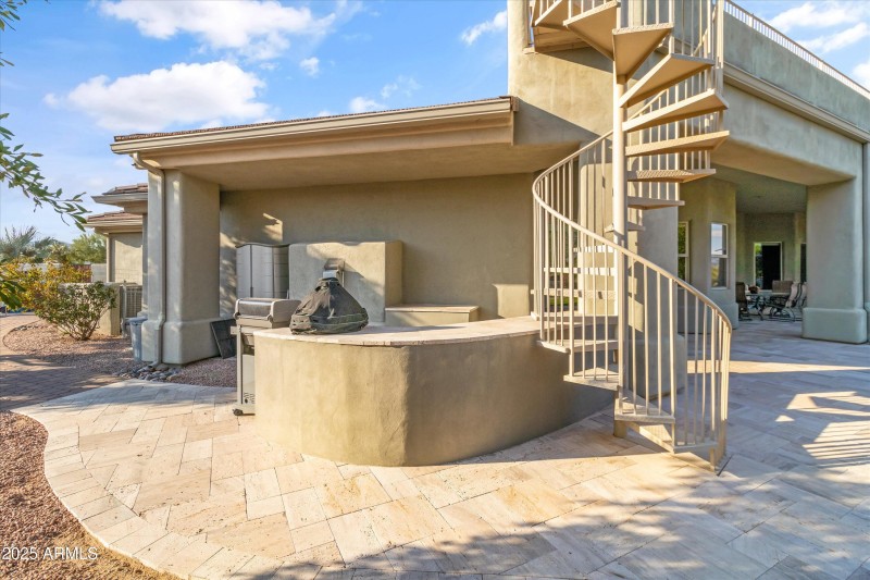 Built-in BBQ area w/Green Egg
