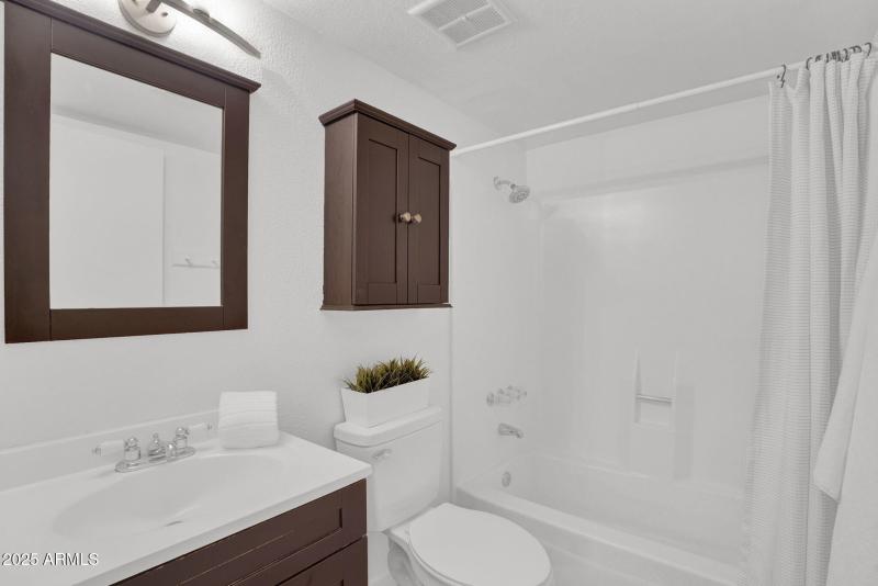 025_25-web-or-mls-27_238