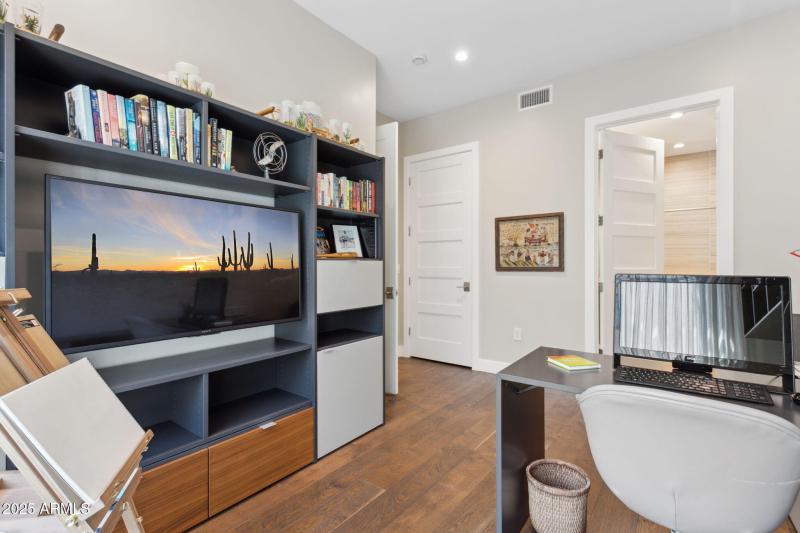Guest Suite 2/Current Home Office