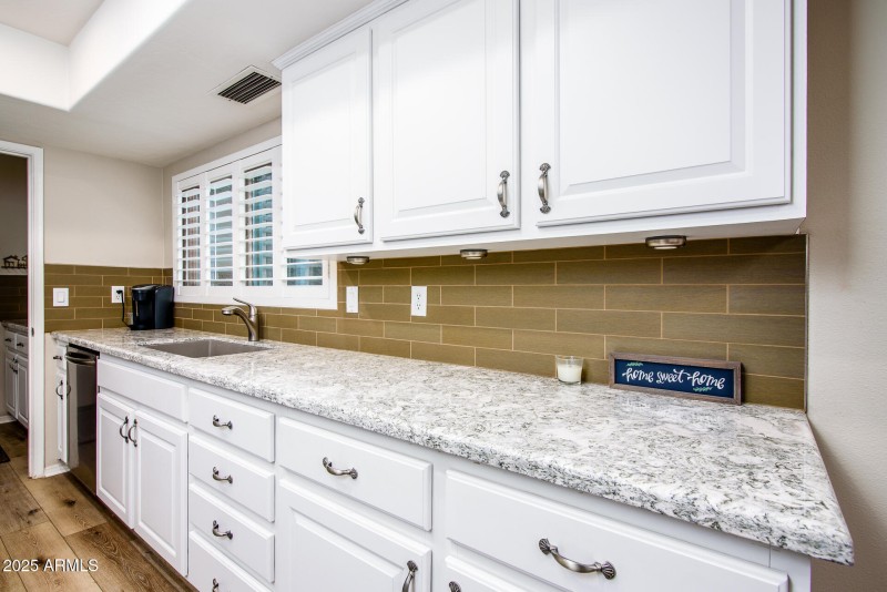 Kitchen w/new quartz counters