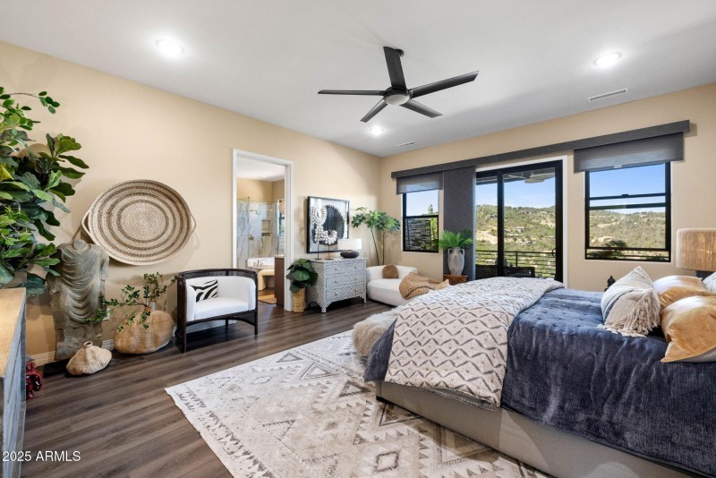 21-Primary Bedroom (1)