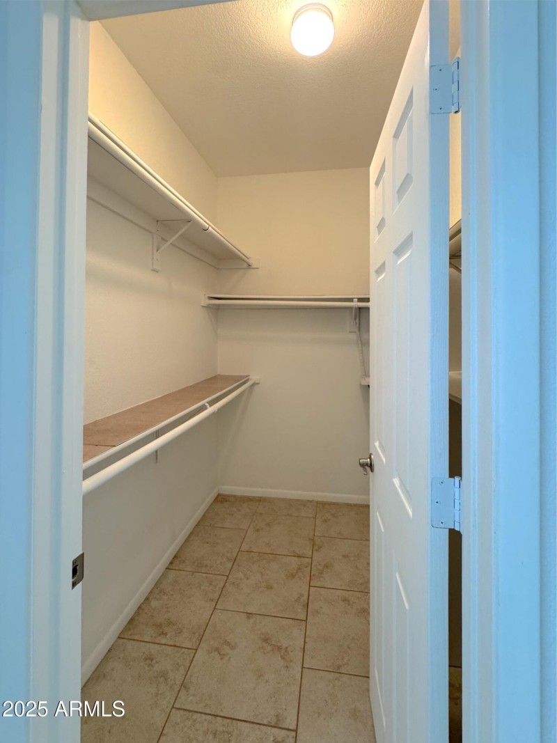 Walk in closet Bed 2