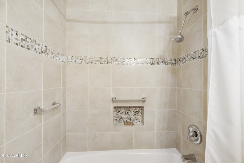 Guest Bath tub/shower