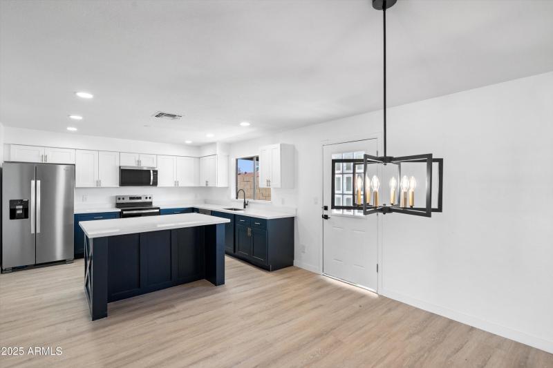 10-Dining to Kitchen