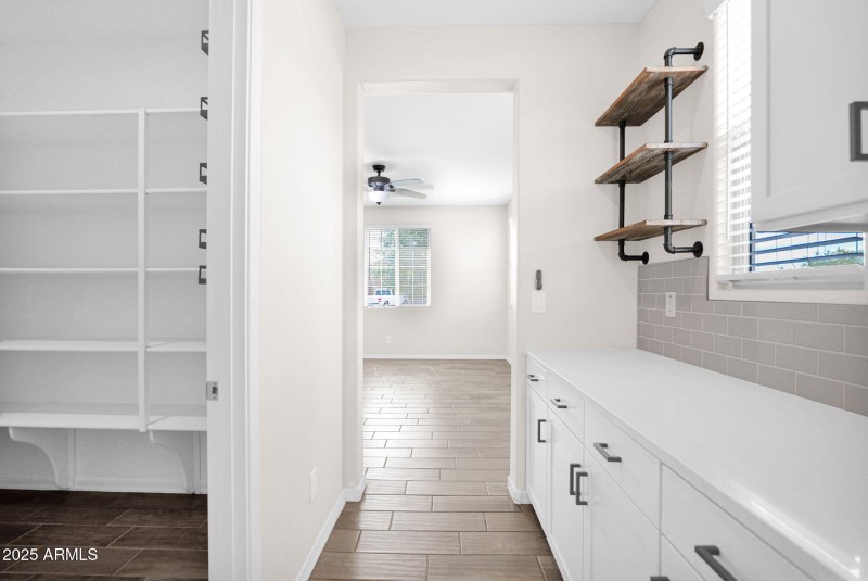 24135 Corn - 14Butlers Pantry