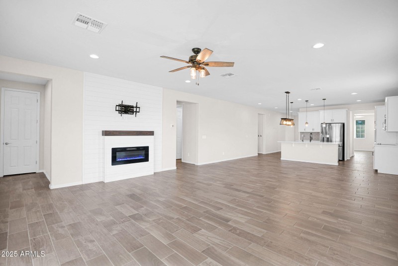 24135 Corn - 19Family Great Room