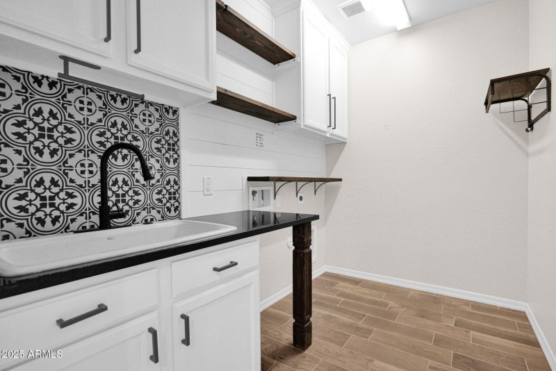 24135 Corn - 30Laundry Room