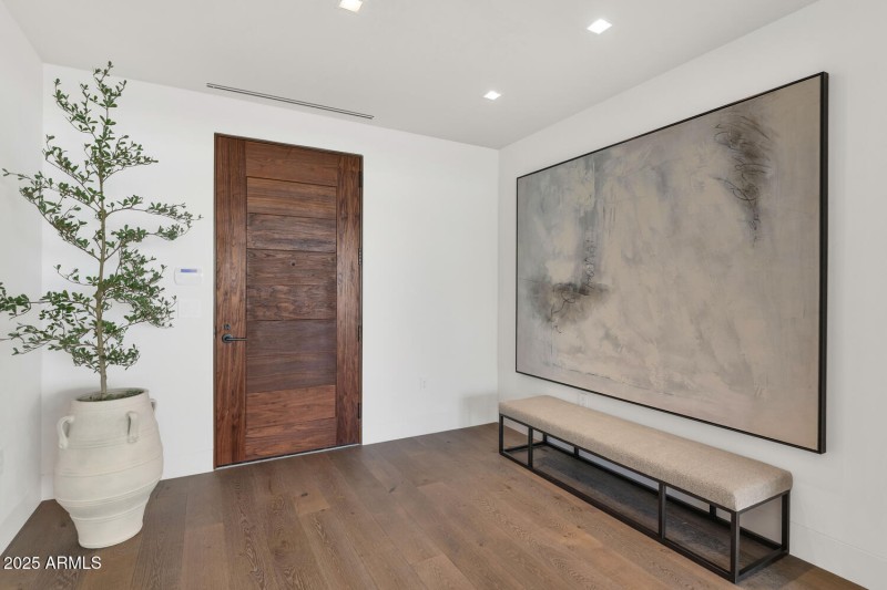 6587 N Palmeraie Blvd-large-003-034-6587