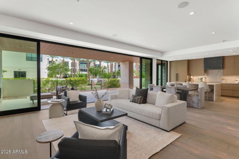 6587 N Palmeraie Blvd-large-005-027-6587