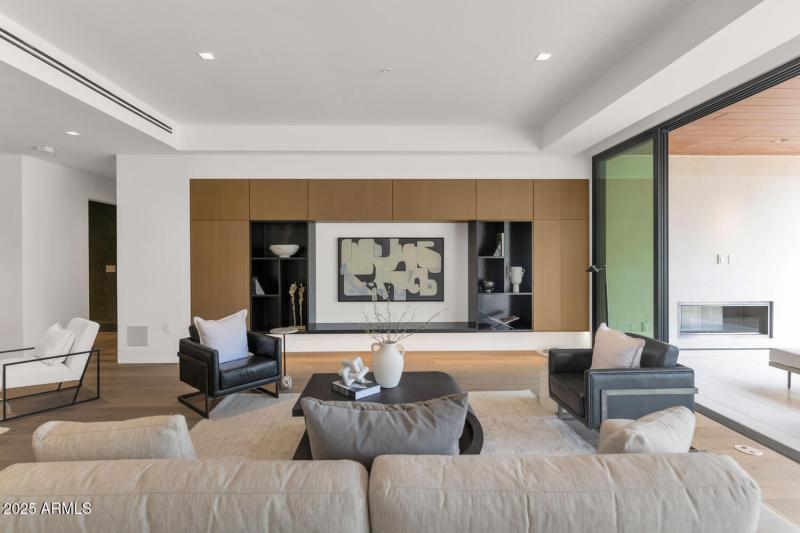 6587 N Palmeraie Blvd-large-008-025-6587