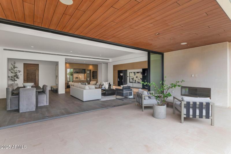 6587 N Palmeraie Blvd-large-009-032-6587